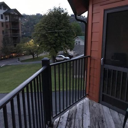 Spacious Downtown Condo Walking Distance To Downtown Gatlinburg Sleeps 6 Guests Extérieur photo