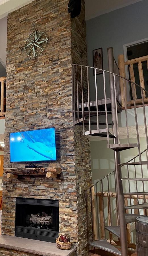 Spacious Downtown Condo Walking Distance To Downtown Gatlinburg Sleeps 6 Guests Extérieur photo