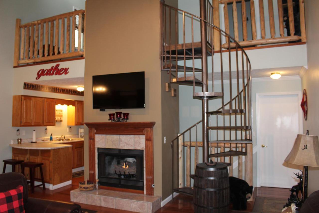 Spacious Downtown Condo Walking Distance To Downtown Gatlinburg Sleeps 6 Guests Extérieur photo