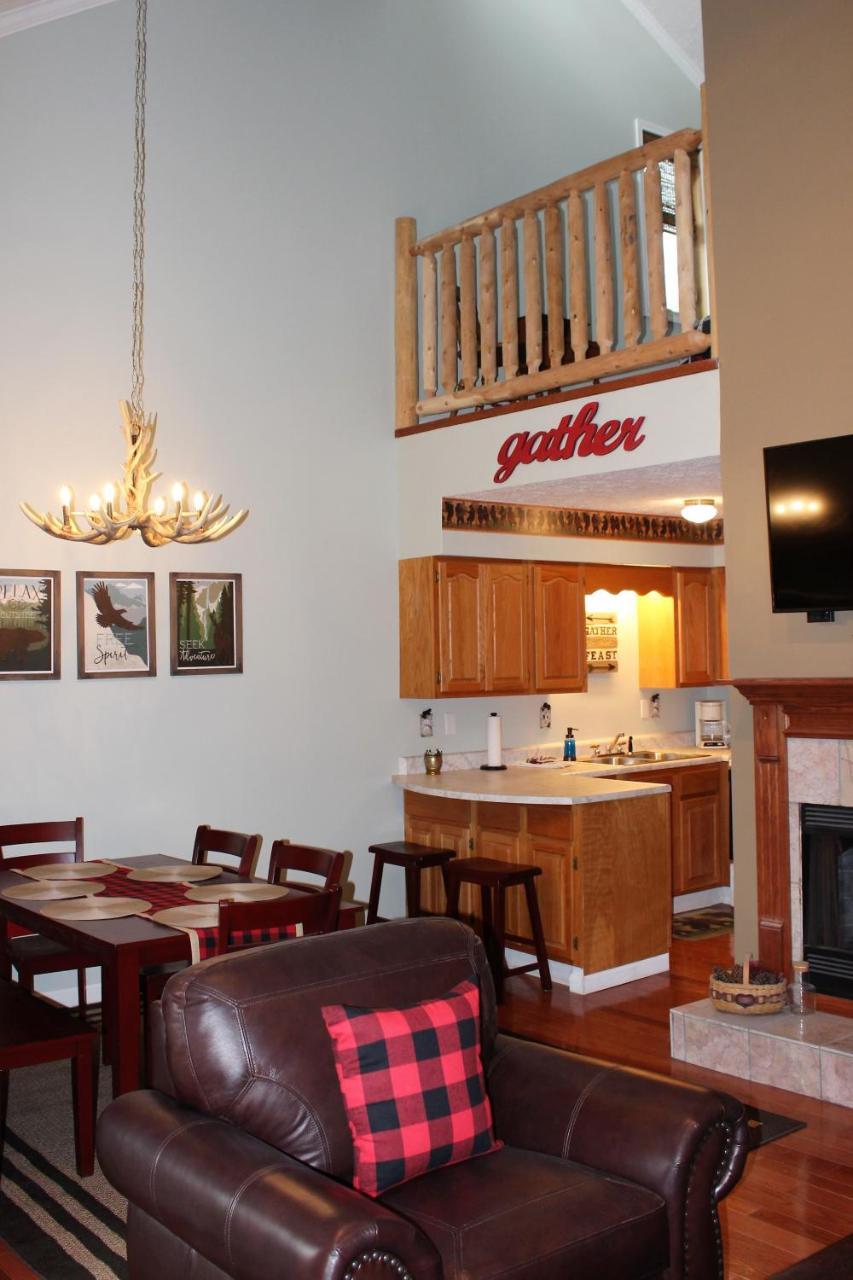 Spacious Downtown Condo Walking Distance To Downtown Gatlinburg Sleeps 6 Guests Extérieur photo