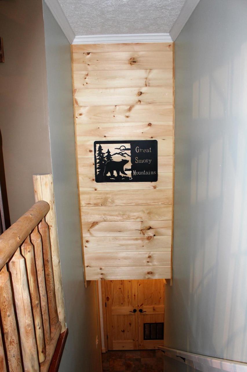 Spacious Downtown Condo Walking Distance To Downtown Gatlinburg Sleeps 6 Guests Extérieur photo