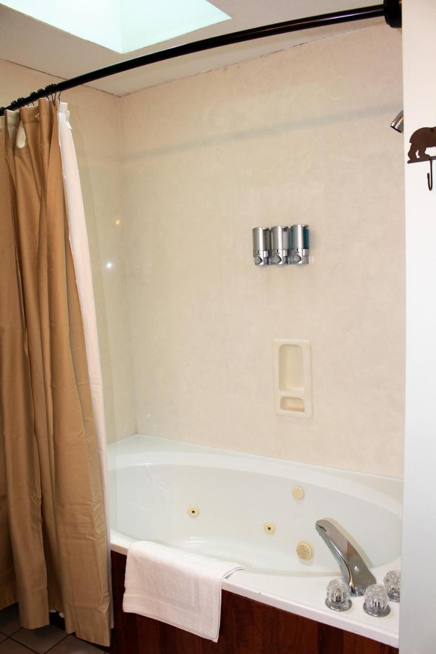 Spacious Downtown Condo Walking Distance To Downtown Gatlinburg Sleeps 6 Guests Extérieur photo
