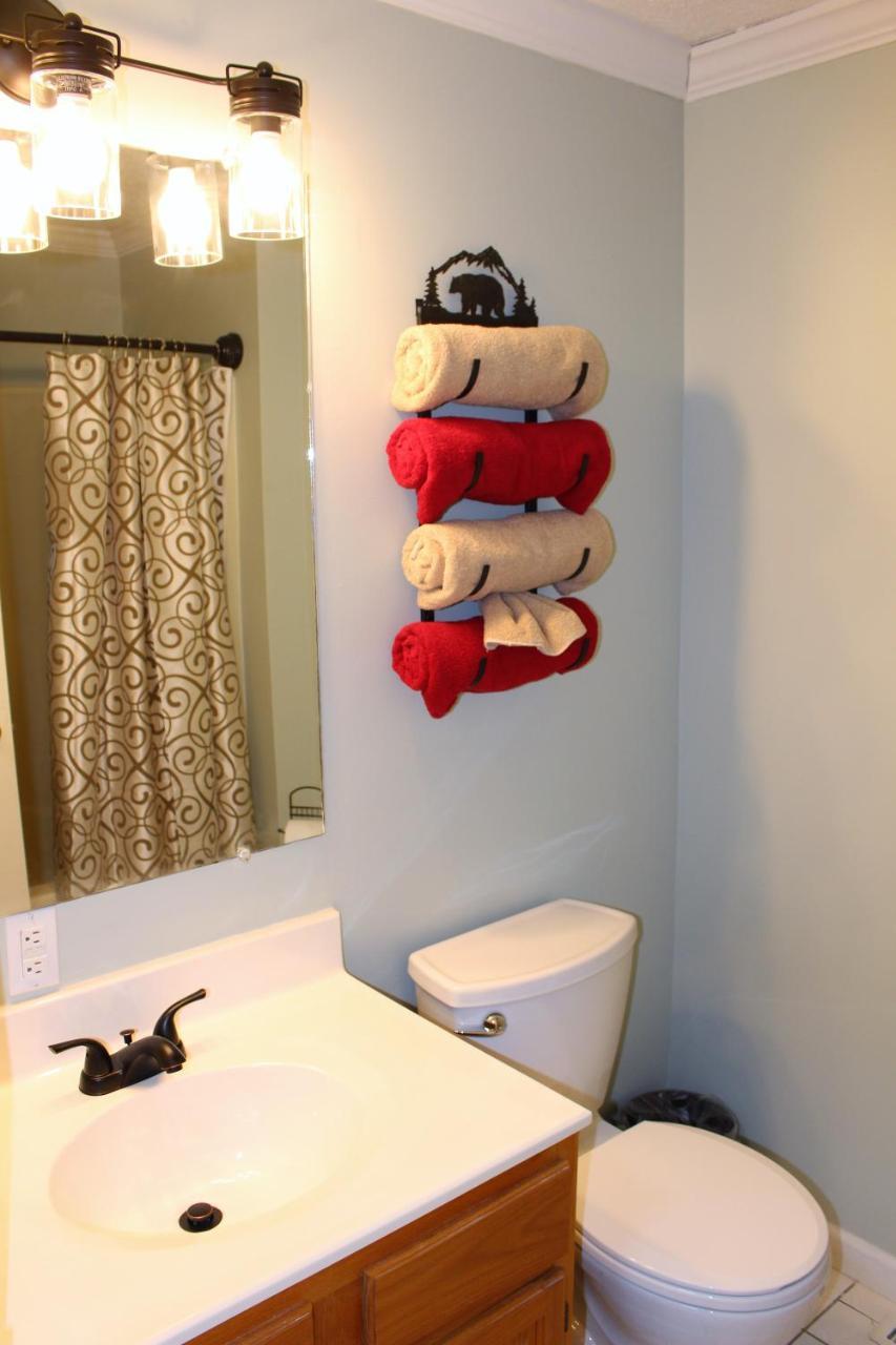 Spacious Downtown Condo Walking Distance To Downtown Gatlinburg Sleeps 6 Guests Extérieur photo
