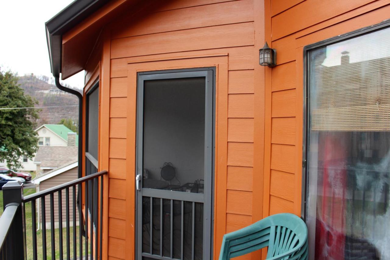 Spacious Downtown Condo Walking Distance To Downtown Gatlinburg Sleeps 6 Guests Extérieur photo