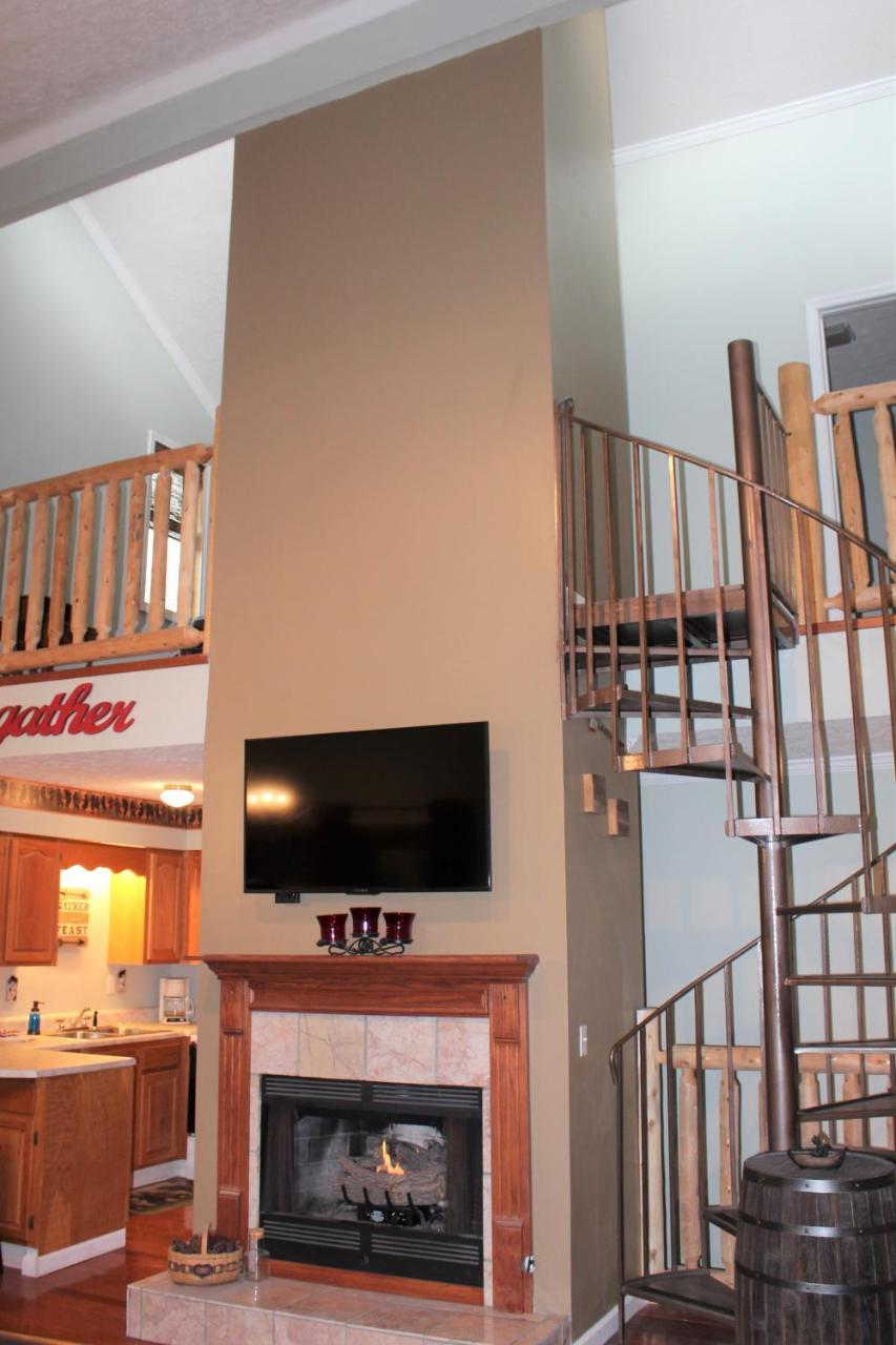Spacious Downtown Condo Walking Distance To Downtown Gatlinburg Sleeps 6 Guests Extérieur photo