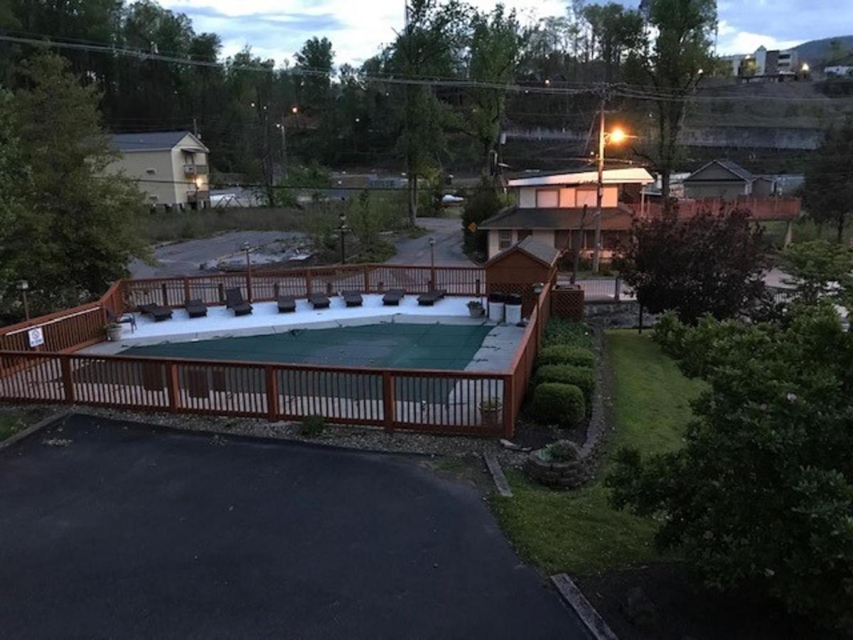 Spacious Downtown Condo Walking Distance To Downtown Gatlinburg Sleeps 6 Guests Extérieur photo