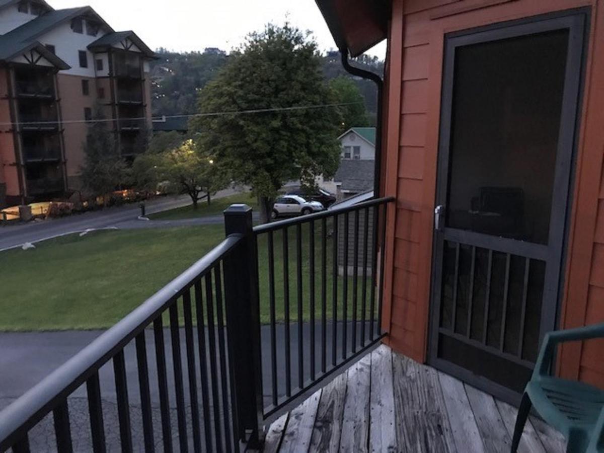 Spacious Downtown Condo Walking Distance To Downtown Gatlinburg Sleeps 6 Guests Extérieur photo