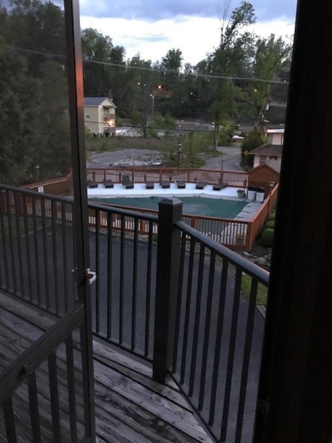 Spacious Downtown Condo Walking Distance To Downtown Gatlinburg Sleeps 6 Guests Extérieur photo
